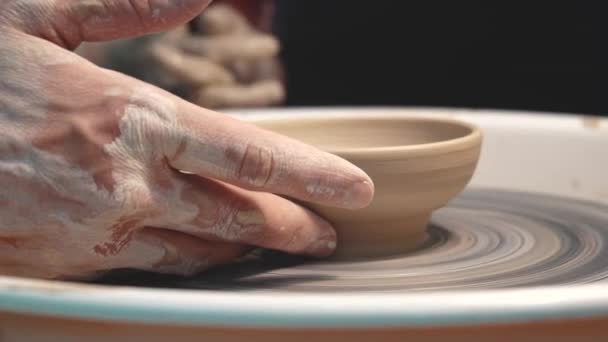 Pánské ruce na volant hrnčíři. Průvodce vytvoří misku z hlíny — Stock video