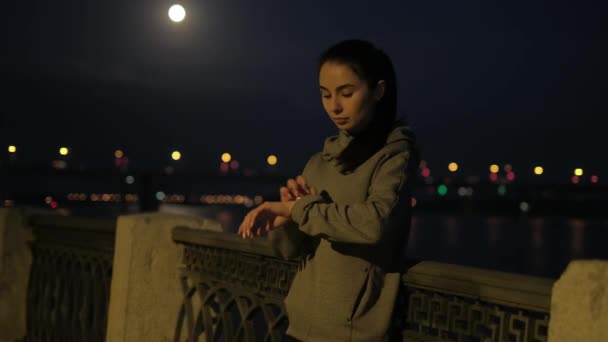 Dívka se spustí režim výuky na chytré hodinky a začne běhat v noční město. — Stock video