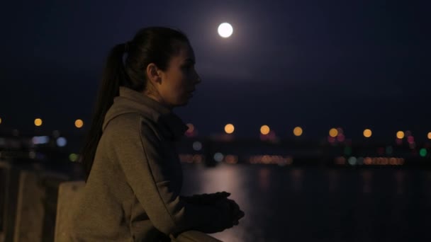 Esportes menina descansa depois de correr na cidade da noite . — Vídeo de Stock