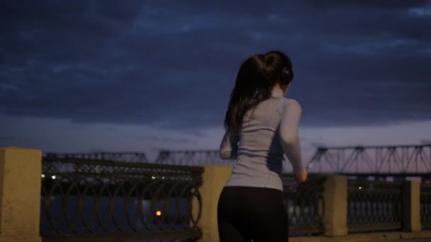 Menina Corre Longo Aterro Fundo Cidade Noite Uma Jovem Esportista — Vídeo de Stock