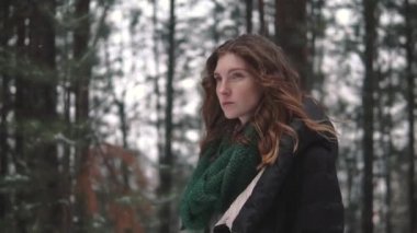 bir kış ormandaki bir garip ve gizemli kızıl saçlı kız portresi