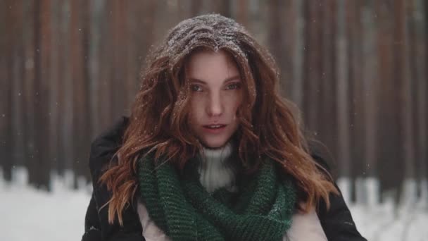Портрет странной и таинственной рыжеволосой девушки в зимнем лесу — стоковое видео