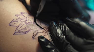 omzuna bir dövme çizim yakın çekim. döner dövme makineli ana dövme yapar