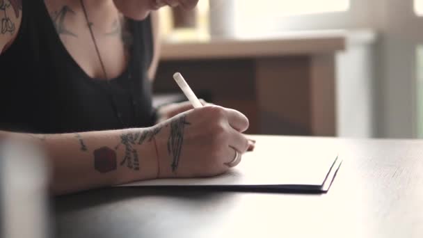 Maestro del tatuaje hace un boceto de tatuaje en papel — Vídeos de Stock