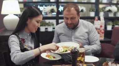 Şirket bir kafe ya da restoran gör. Genç bir adam bir salata bir tabağa koyar onun kız arkadaşı