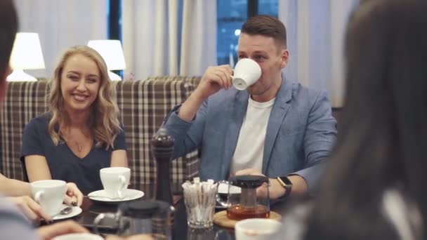 Wieloetnicznej Grupie Przyjaciół Obiad Kawiarni Duża Firma Bawić Wspólnie Śmiać — Wideo stockowe