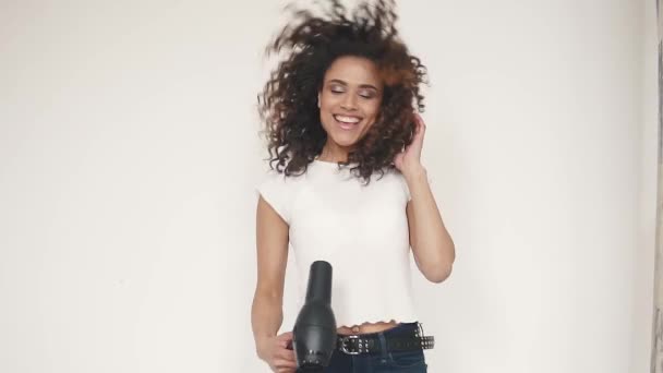 Curly-haired flicka sjunger i en hårtork och danser hemma — Stockvideo