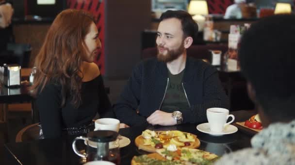 Towarzystwo przyjaciół przy stoliku w kawiarni — Wideo stockowe
