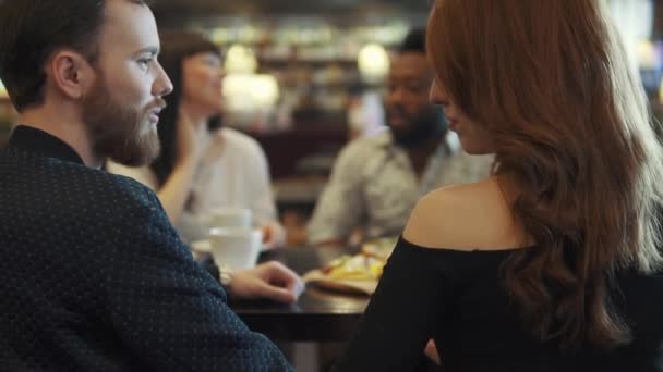 Bir kafe ya da restoran bir masada arkadaş şirket. arkadaşlar birlikte konuşmak zaman harcamak — Stok video