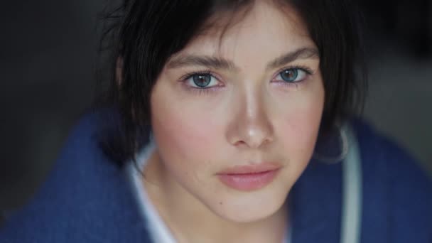 Retrato de cerca de una joven con impresionantes ojos de color azul-marrón — Vídeos de Stock