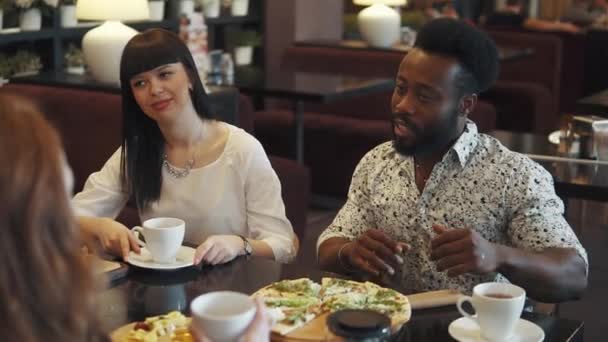 Bir tarihte bir restoranda çift. Genç adam ve kız bir kafe ya da restoran bir masada otururken konuşurken eğlenceler — Stok video