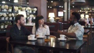 çok etnik gruptan oluşan şirket bir kafe ya da restoran gör. arkadaşlar ve konuşma birlikte eğlenin.
