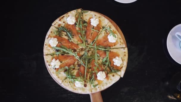 Os amigos levam uma fatia de pizza. vista superior — Vídeo de Stock