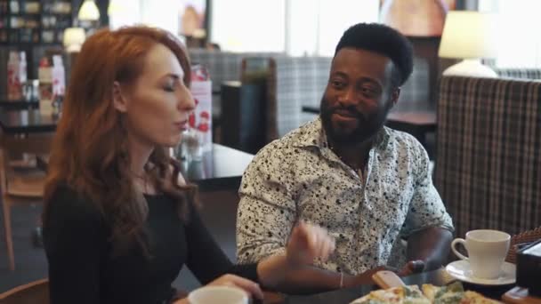 Zenci adam ve arkadaşı bir restoranda yemek. — Stok video