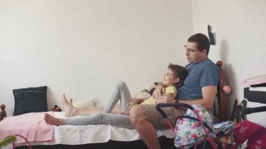 Baba ve kızı birlikte vakit ve konuşmak. Genç Baba kızını hugs ve onu kafasına pats.