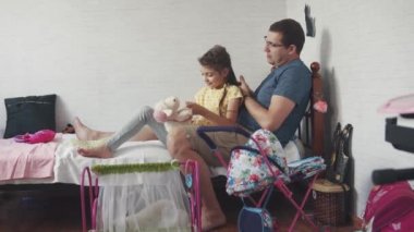 Baba ve kızı arasındaki dostluk. Genç bir baba kızını tarak ve onunla konuşuyor.