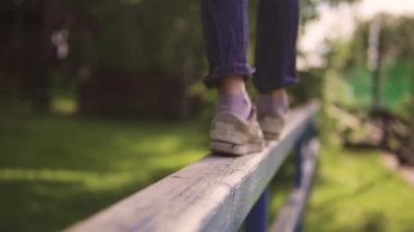 Çocuk bacaklar yakın çekim. çocuk üzerinde kol demiri ve havada dengeler. mutlu ve huzurlu bir çocukluk kavramı. ağır çekim