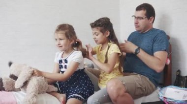 Baba kız berber içinde çalış. Baba bezleri helezon kız