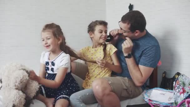 Dad and two little daughters at home. father spends time with children. father and daughter best friends — Stock Video