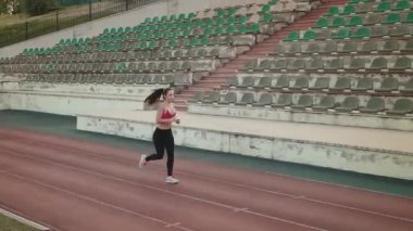 Hava. stadyumda koşu ince atletik kız. Açık havada egzersiz çekici genç kadın