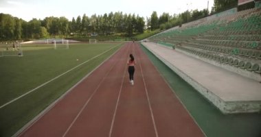 Hava. stadyumda koşu ince atletik kız. Açık havada egzersiz çekici genç kadın