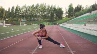 Kız runner Jogging stadyumda önce ısınmak. ağır çekim