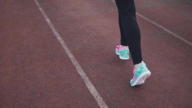 Kız runner stadyumda koşu. Genç spor kadın spor mekanlarda devreye girer. Arkadan görünüm. ağır çekim