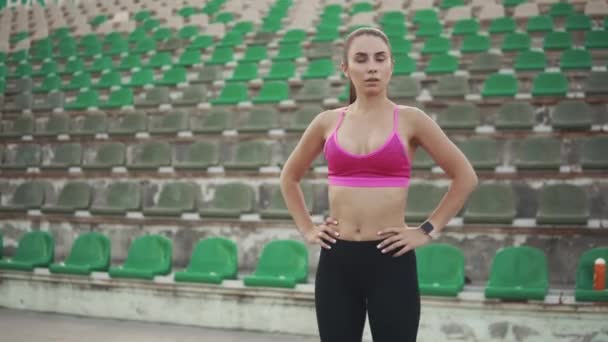 Porträt einer Sportlerin im Stadion — Stockvideo