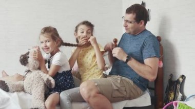 Baba ve iki küçük kızım evde. Baba, çocuklarla vakit geçiriyor. Baba ve kız arkadaşlarım