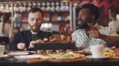 Mens şirket restoranda. bir dost yemeğinde iki arkadaş