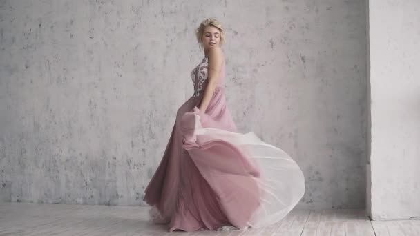 Maquillaje festivo y peinado. Joven linda chica en vestido de noche bailando y su vestido revoloteando — Vídeos de Stock