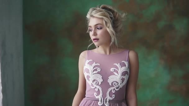 Glamorous and sensual girl. portrait of a delightful young girl in an evening dress. blonde girl with holiday makeup and hairstyle. — Stock Video