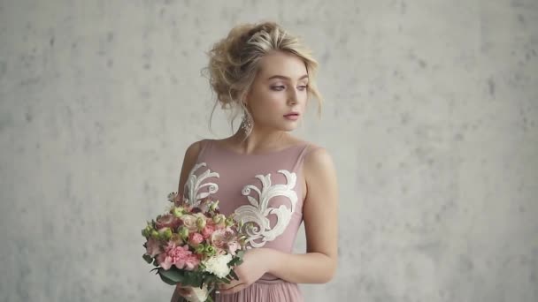 Fille glamour et sensuelle. portrait d'une charmante jeune fille en robe de soirée. fille blonde avec maquillage de vacances et coiffure . — Video