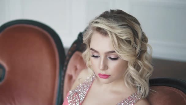 Retrato de una linda chica de ojos azules en un vestido de noche — Vídeos de Stock