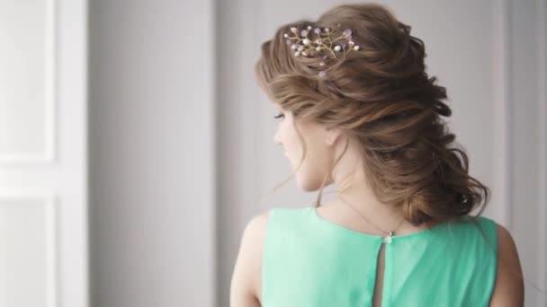 Портрет привлекательной девушки с красивыми волосами. the view from the back — стоковое видео