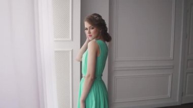 bir kokteyl elbiseli çekici bir kız portresi. esmer güzel makyaj ve saç