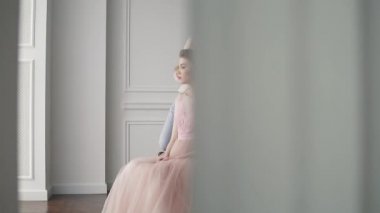 stilist saç modeli yapar. kokteyl elbiseli kız kutlama için hazırlanıyor