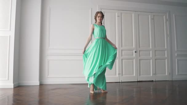 Meisje draait in een lange jurk die prachtig fladdert. Slow motion — Stockvideo