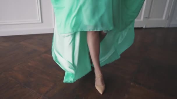 여자 다리 발뒤꿈치 클로즈업에. 슬로우 모션 — 비디오