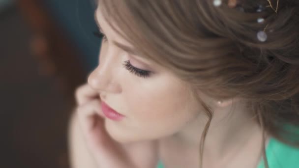 Retrato de cerca de una chica encantadora con un hermoso maquillaje y peinado de noche — Vídeos de Stock