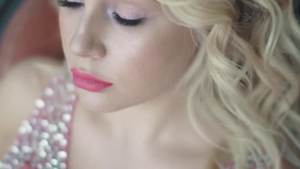 Close-up retrato de uma menina encantadora com uma bela maquiagem e penteado da noite — Vídeo de Stock