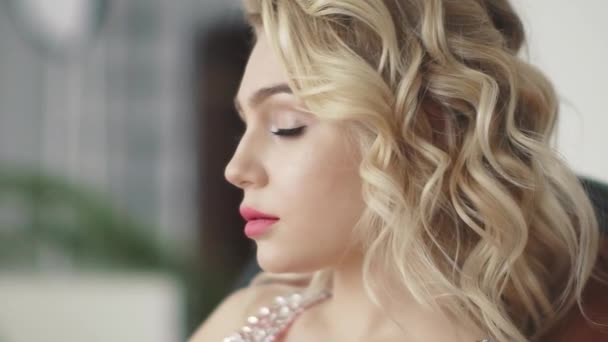 Nahaufnahme Porträt eines charmanten Mädchens mit einem schönen Make-up und Abendfrisur — Stockvideo