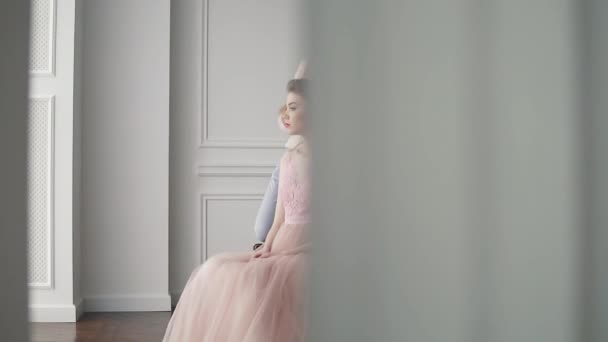 Στυλίστας κάνει το χτένισμα του μοντέλου. το κορίτσι σε ένα φόρεμα κοκτέιλ ετοιμάζεται για τον εορτασμό — Αρχείο Βίντεο