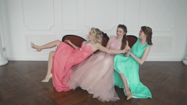 Emotionales Porträt dreier Freundinnen. Mädchen lachen, umarmen und albern herum — Stockvideo