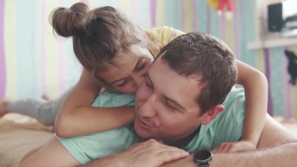 Дочь целует папу. Отец проводит время со своей дочерью. родительская дружба — стоковое видео