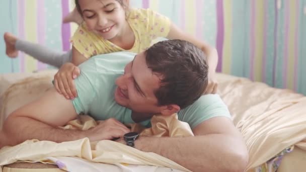 Padre pasa tiempo con su hija. papá y su hijita juegan y tontean juntos — Vídeos de Stock