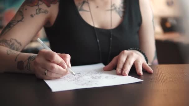 Tattoo umělec dělá nákres tetování na papíře v domácím studiu