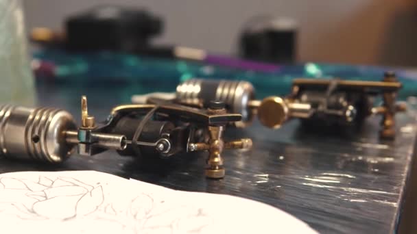 Rotary tattoo machine gun. tattoo machine op de tabel — Stockvideo