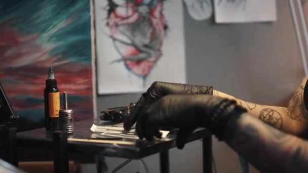 Tattoo artist collects the tattoo machine. girl tattoo master prepares a rotary tattoo machine gun for drawing a drawing on the skin — Stock Video