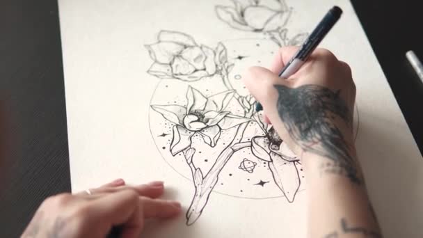 Tattoo meester maakt een schets van de tatoeage op papier — Stockvideo